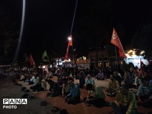 طنین نوای مذهبی در صدوهشتادونهمین شبِ گردهمایی در حسینیه امام خمینی نیشابور

