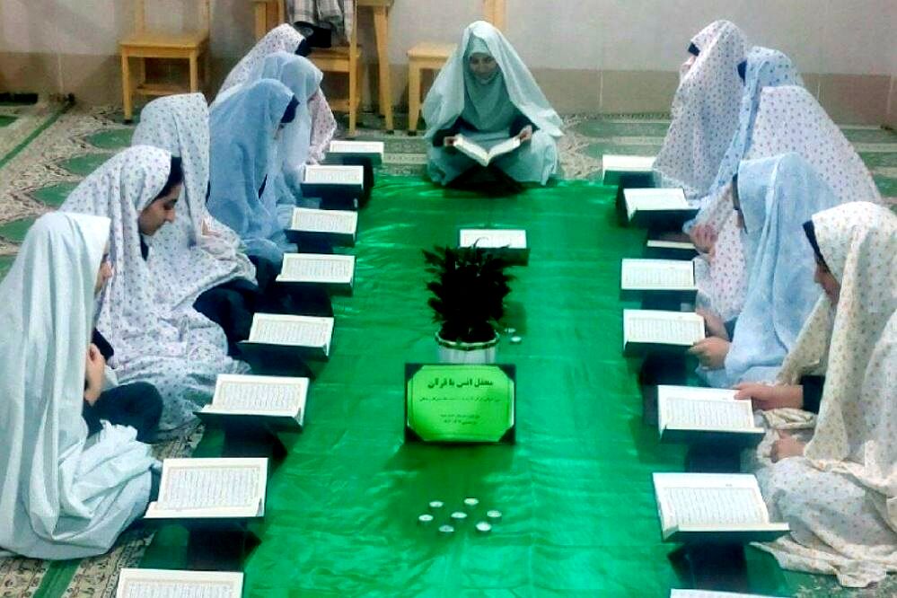 محفل انس با قرآن دبیرستان و هنرستان حدیث کساء ناحیه یک ری به مناسبت ماه مبارک رمضان