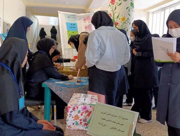 انتخابات مدرسه‌ای در دبیرستان هیات امنایی مطهره گالیکش