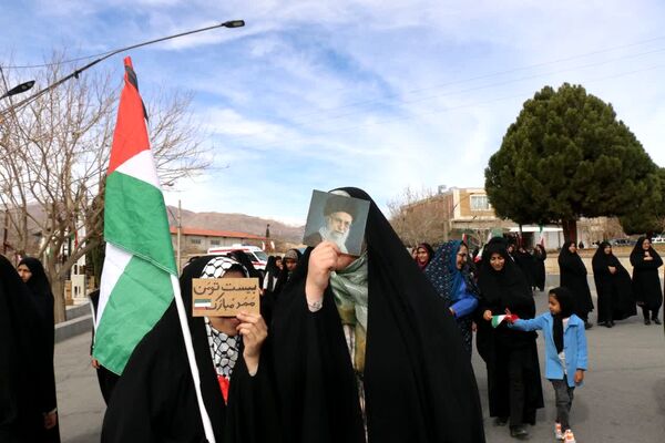 انقلاب را نسل جدید ادامه می دهند