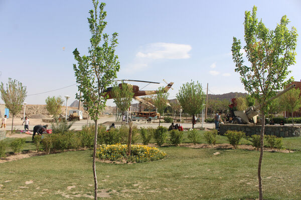 حضور گردشگران روز طبیعت در محوطه باغ‌موزه دفاع مقدس قم