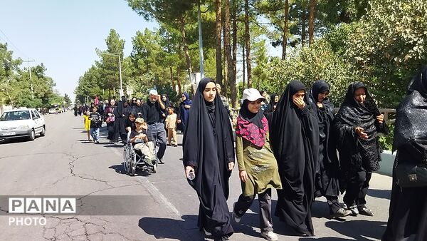 عاشقان حسینی ( ع) به یاد پیاده روی اربعین در نیشابور پیاده روی کردند-۱
