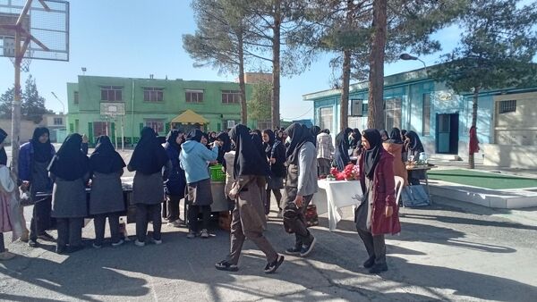 بازارچه‌‌ دانش‌آموزی در‌ دبیرستان‌ نمونه‌ اندیشه‌ کاشمر