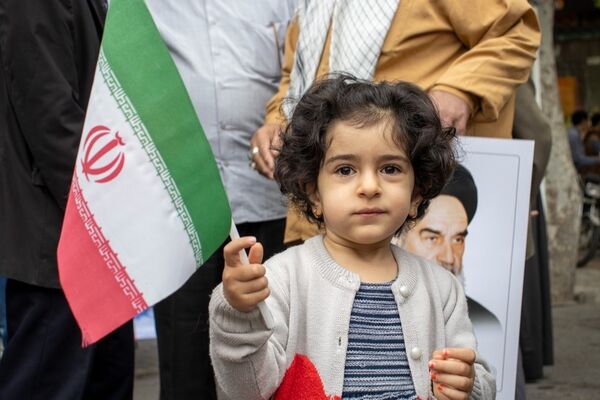 شرکت پرشور دهه هشتادی و نودی‌‌های شهر محلات در یوم‌الله ۱۳ آبان