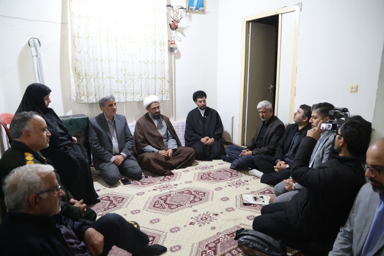 مسئولان وظیفه دارند همواره خادم خانواده‌های معظم شهدا باشند