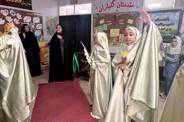 پرچم متبرک امام حسین(ع) میهمان دانش‌آموزان مدرسه زنده‌یاد قمصری