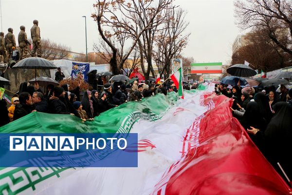 خلاقیت و نشاط دانش‌آموزی در غرفه‌های آموزش و پرورش در مسیر راهپیمایی ۲۲ بهمن