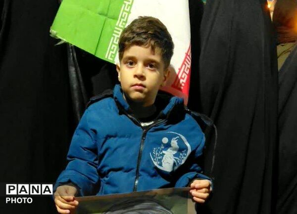 حضور کودکان غیور دهه نودی در راهپیمایی هر شب