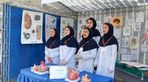 گرامیداشت روز آزمایشگاه با حضور دانش‌آموزان مقام آور دبیرستان فرزانگان ۴(قدسیه علوی)