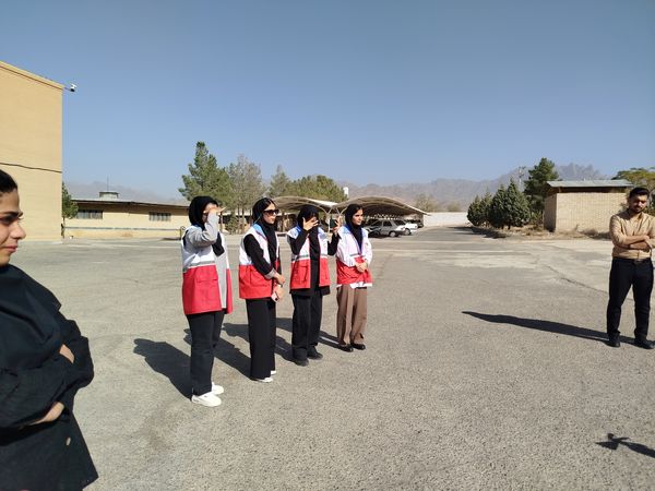 مانور آتش نشانی به مناسبت هفته پدافند غیر عامل در دانشگاه پیام نور کاشمر