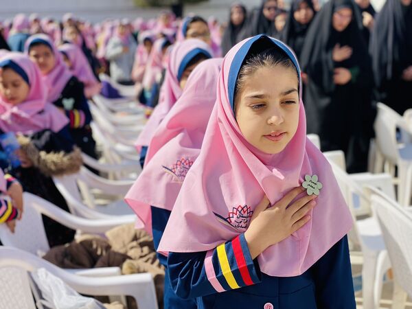 نواختن زنگ جشن نیکوکاری در دبستان زینب قهرمانی مه ولات