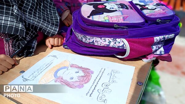 حضور دانش‌آموزان مارگونی در اربعین شهادت رهبر معظم انقلاب با نقاشی‌هایی از یاد ایشان