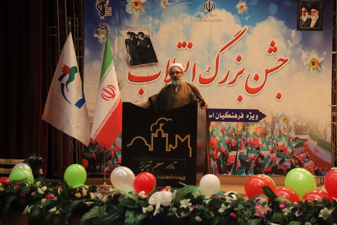 معلم و مسجد، دو رکن تربیت نسل انقلابی است