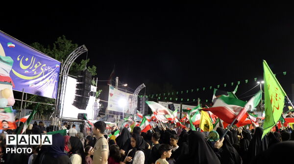  شور و نشاط دانش‌آموزی در موج اجتماع مردمی پاکدشت