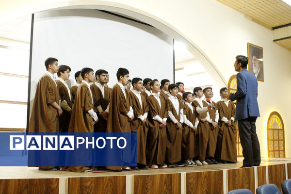 نشست صمیمانه استاندار مازندران با دانش‌آموزان