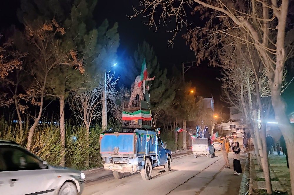 حضور پرشور مردم در کاروان خودرویی از بلوار حسینیه شهدا تا گلزار شهدای شهر بار