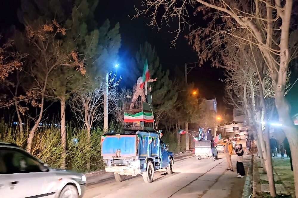 حضور پرشور مردم در کاروان خودرویی از بلوار حسینیه شهدا تا گلزار شهدای شهر بار