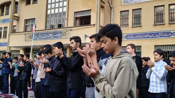اقامه نماز باران در دبیرستان علوم و معارف شهید مطهری (ره)