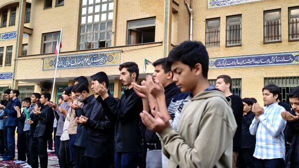 اقامه نماز باران در دبیرستان علوم و معارف شهید مطهری (ره)