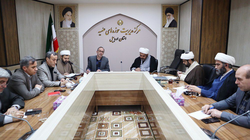در تربیت نسل حاضر، باید از ظرفیت ارزشمند و مؤثر روحانیون بهره‌مند شد