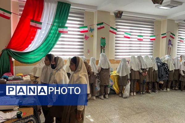  آیین گرامیداشت انقلاب اسلامی در مدارس رباط‌کریم