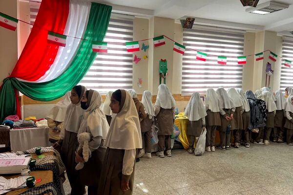  آیین گرامیداشت انقلاب اسلامی در مدارس رباط‌کریم