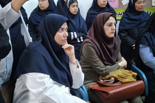 هفته آزمایشگاه در دبیرستان عذرا شهر آبسرد شهرستان دماوند