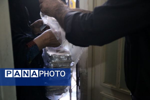  پخش 8600 غذای گرم با همت مرکز نیکوکاری شهید مهدی باکری و موسسه نذرواره در تبریز