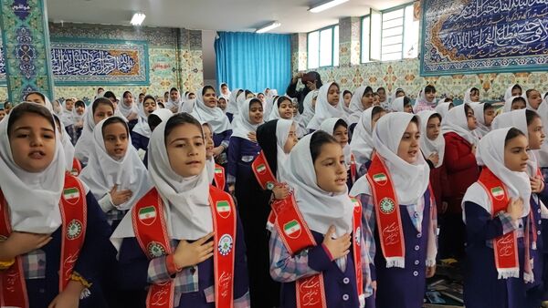 تقسیم مهربانی ها در روز نیکوکاری با حضور مسئولین در مدارس ملارد 