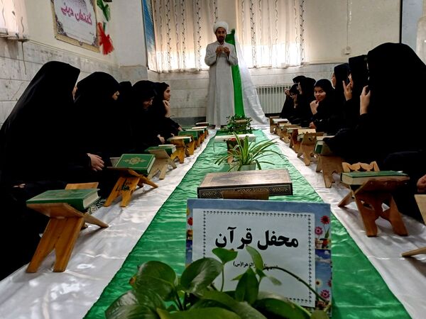 برپایی محفل قرآنی در دبیرستان دارالزهرا(س) قم