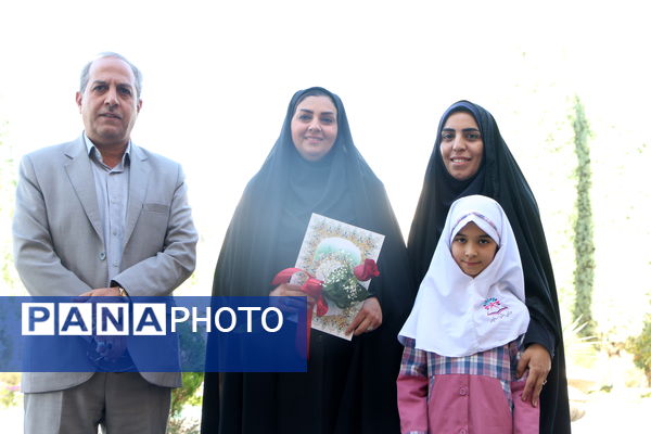 تقدیر دانش‌آموزان دبستان دخترانه صادقیان یزد از مادر پرستار