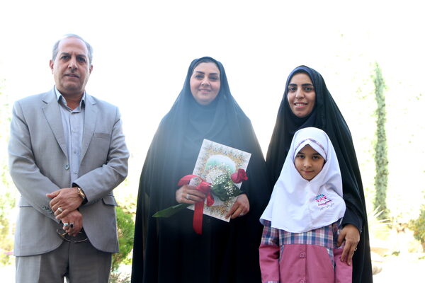 تقدیر دانش‌آموزان دبستان دخترانه صادقیان یزد از مادر پرستار