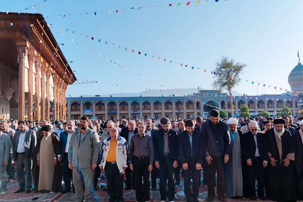 شکوه وحدت مردم شیراز در نماز عید فطر در حرم شاهچراغ(ع)