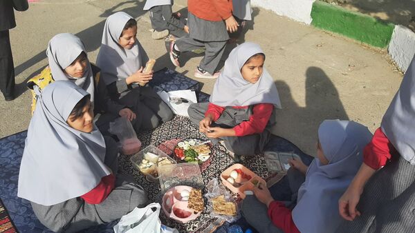 صبح پرانرژی با صبحانه سالم در دبستان نیایش
