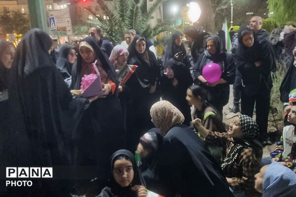 اهدای هدیه به دختران انقلابی دبستان حاتم ناحیه دو شهرری در میدان نماز 