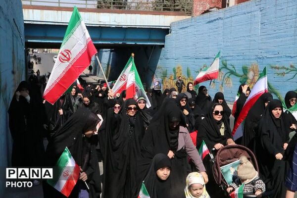 گردهمایی پرشور مردم وفادار و انقلابی چهاردانگه در دفاع از میهن و آرمان های انقلاب