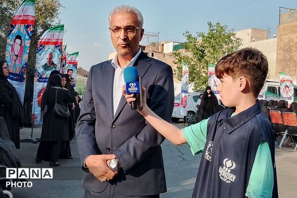 مراسم یادبود آموزگار دبستان نیلوفر رفیعی ناحیه دو شهرری با حضور پیشتازان سازمان دانش‌آموزی 