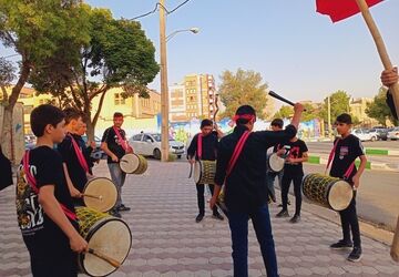 پذیرایی موکب «هیئت مهدی باوران» دبیرستان دخترانه علوم و معارف اسلامی شهرکرد