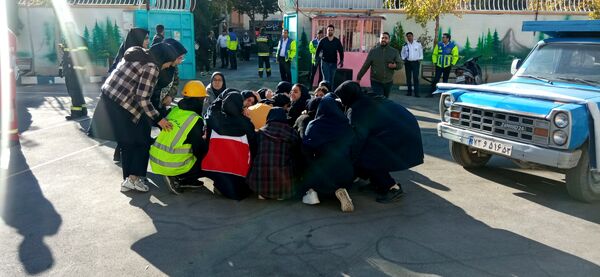 نواخته شدن بیست و ششمین زنگ نمادین استانی مانور زلزله در مدرسه شاهد ظهور آموزش و پرورش ناحیه یک