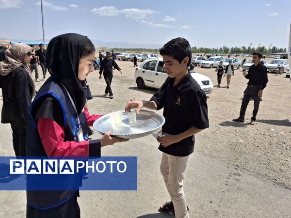 خدمت‌رسانی موکب‌ سازمان دانش‌آموزی استان سمنان به جاماندگان اربعین 