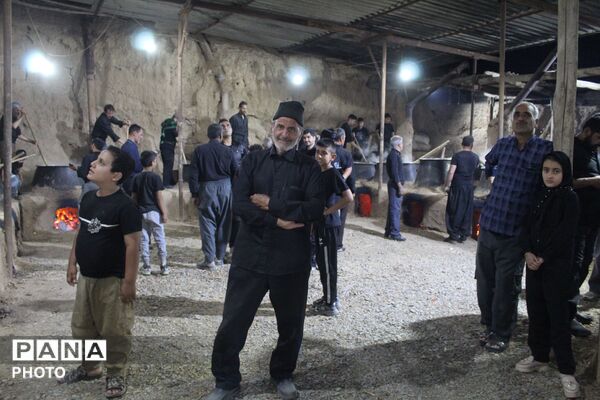 آماده‌سازی حلیم عاشورا در روستای اسحاق‌آبادی نیشابور
