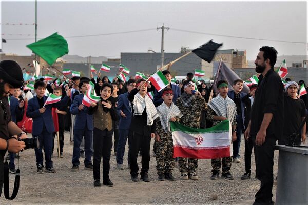 همخوانی گروه‌های دانش آموزی قم در اجرای سرود «ایران بخوان»