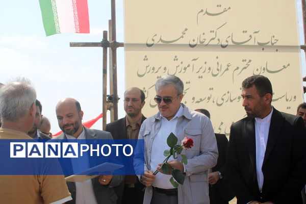 آیین شروع عملیات اجرایی دبیرستان 12 کلاسه شهید اسماعیل محمدپور در تنگک بوشهر