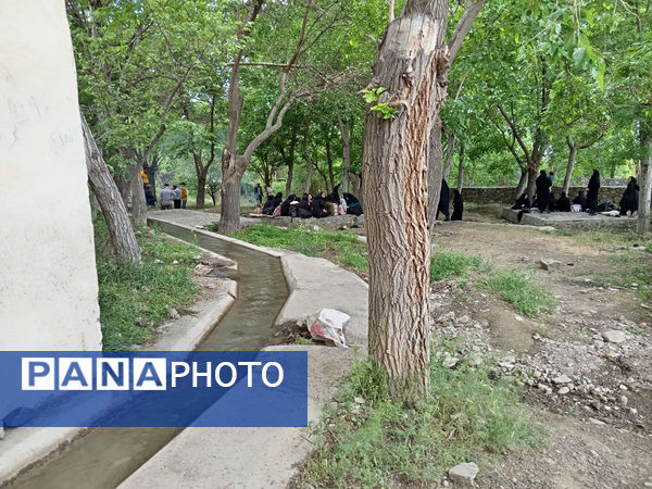 بازدید دانش‌آموزان جعفرآباد از کارگاه گلاب‌گیری روستای «بنابر»