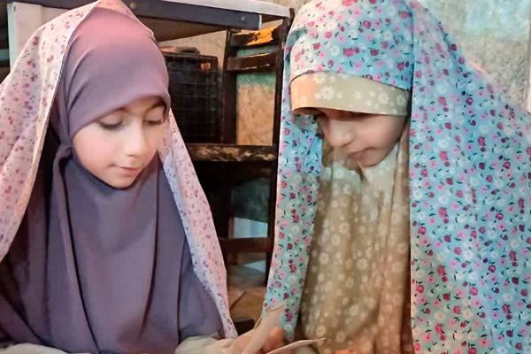 ورود دانش‌ آموزان دختر ناحیه دو شهرری به مراسم معنوی اعتکاف 