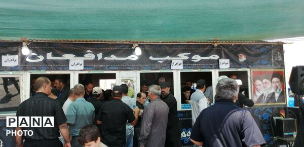 خدمت‌رسانی موکب سیمان آبیک در مسیر زائران؛ همراهی خادمان در پذیرایی و بدرقه