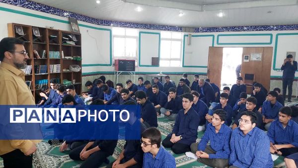 برگزاری نماز جماعت و زیارت عاشورا در دبیرستان شاهد