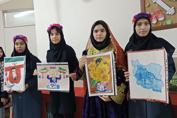 نمایشگاه آثار هنری دانش آموزان دبیرستان امام علی(ع) شهرستان ورامین