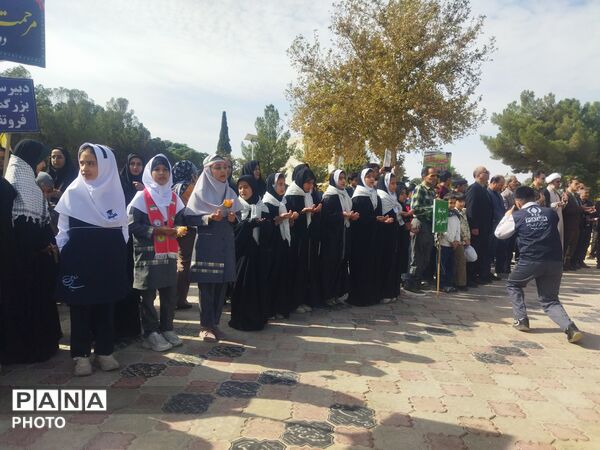 غبار روبی گلزار شهدای شهرستان کاشمر 