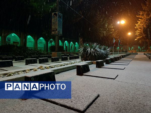 حال و هوای گلزار شهدا با بارش برف الهی